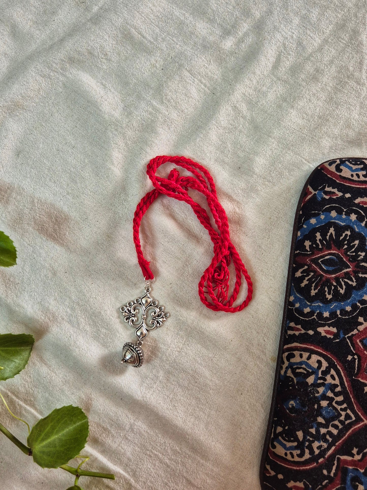 One pendent dori necklace