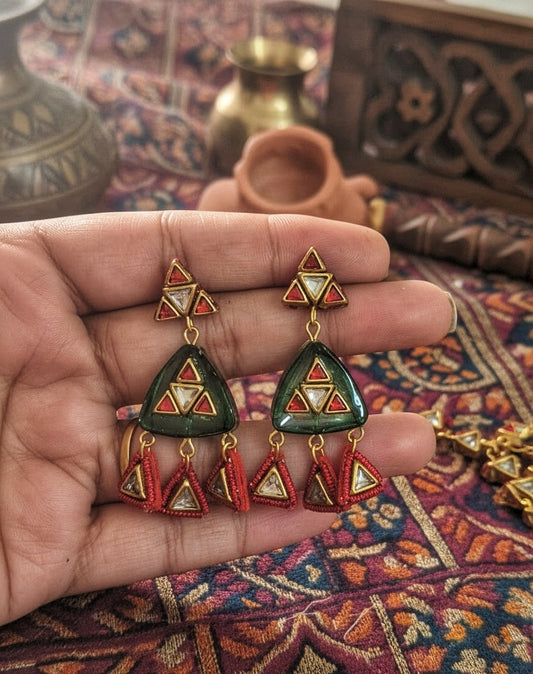 Tikona wala kundan earrings