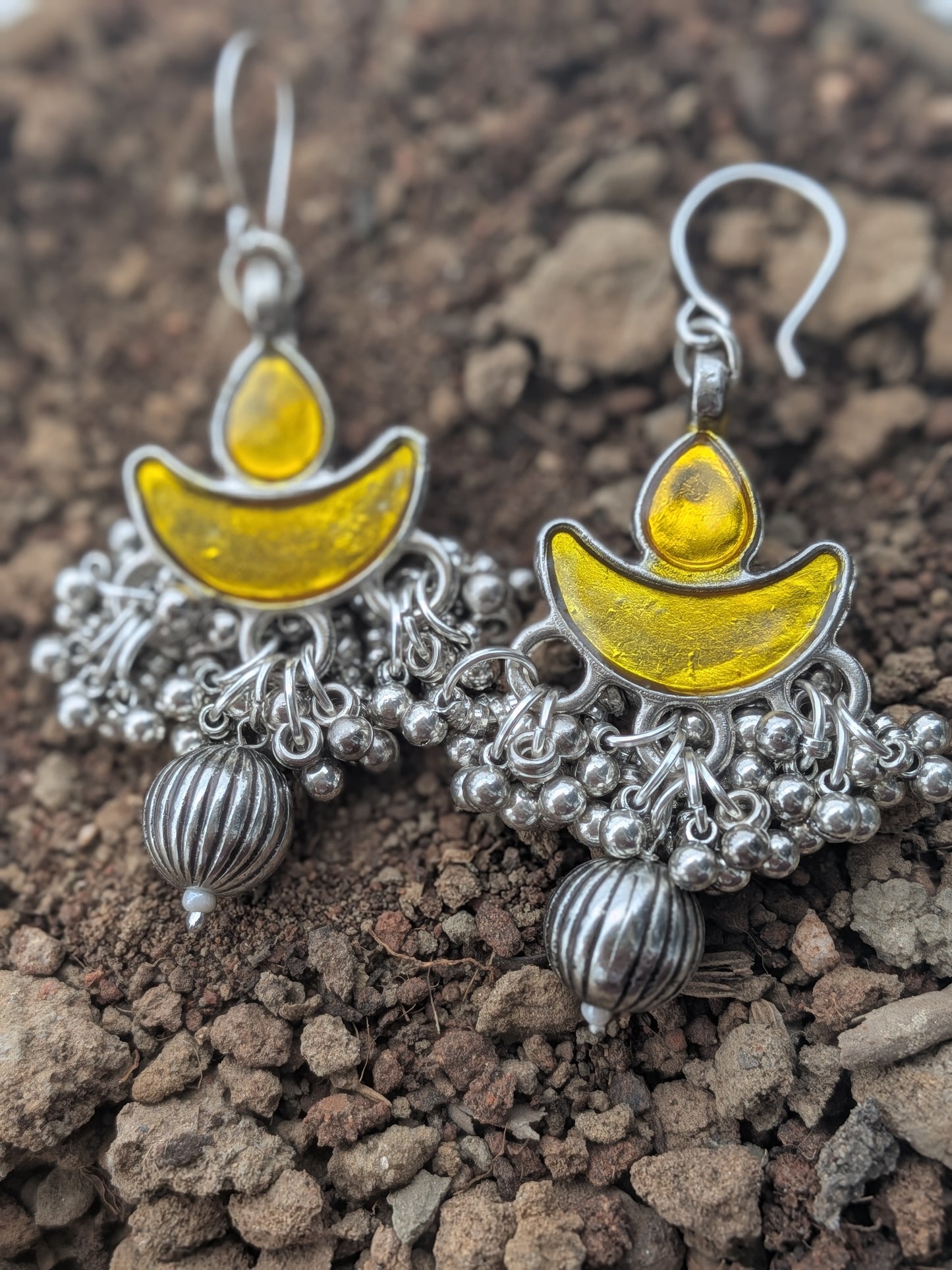 Adha chand ke sath gola earrings