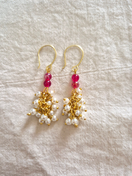 Lal moti ke sath safed moti