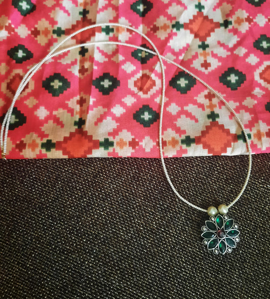 Green flower pedndent with seed bead pearl